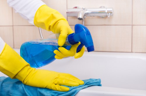 Bathroom end of tenancy cleaning in Edgware with attention to detail